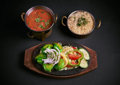 13.  Tandoori King Prawns /279,-  Kongereker marinerte i hvitløkssaus King prawns marinated in garlic sauce *Lactose