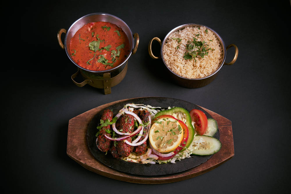 14. Seekh Kebab /219,- Saftig aromatisk seekh kebab med egg, safran og muglai krydder. Spicy aromatic seekh kebab with egg, saffron and muglai spices. *Lactose