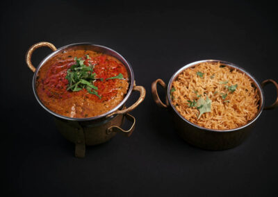 24.  Lam Rogan Josh /239,-   En populær indisk rett fra Kashmir. Lam tilberedt i aromatisk krydret saus. Popular dish from Kashmir. Lamb made in an aromatic spicy sauce. *Lactose, Nuts