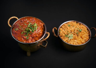 26.  Lam Vindaloo /239,-   Benfritt lam i en sterk saus laget etter en tradisjonell sør-indisk oppskrift. Meget sterkt krydret Boneless pieces of lamb in very hot sauce from south India *Lactose, Nuts