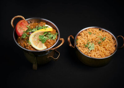 32.  Channa Amritsari /199,- Kikkertrett stekt i panne med løk, tomater, ingefær og hjemmelaget garam masala. Chickpeas prepared with onions, tomatoes, ginger and homemade garam masala. *Lactose, Nuts