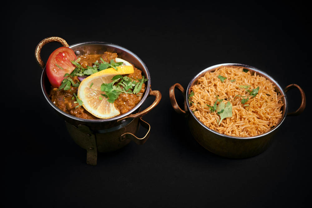 32.  Channa Amritsari /199,- Kikkertrett stekt i panne med løk, tomater, ingefær og hjemmelaget garam masala. Chickpeas prepared with onions, tomatoes, ginger and homemade garam masala. *Lactose, Nuts