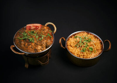 33.   Palak Paneer /209,-  Hjemmelaget ost tilberedt med spinat, ingefær, hvitløk, grønn chili og krydder. Cottage cheese prepared with spinach, ginger, garlic, green chillies and spices. *Lactose, Nuts