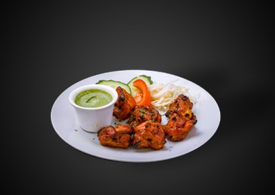 50.   Kylling Tikka /129,- Stykker av benfri kylling tikka med ris/ pommes frites og salat. Velg saus: Makhani / Korma / Curry. *Iskrem inkl. Boneless chicken tikka with rice / French fries and salad. Choose sauce: Makhani / Korma / Curry. *Ice Cream incl. *Lactose, Nuts