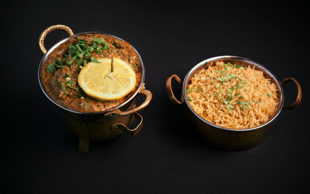 30.  Jhinga Palak /259,- Kongereker tilberedt med spinat, hvitløk, urter og krydder King prawns prepared with spinach, garlic, herbs and spices *Lactose, Nuts